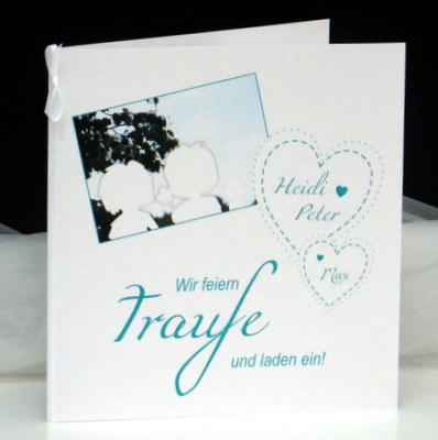In türkis und weiß gehaltene Einladung zur Hochzeit mit Taufe mit einem Foto. In türkis und weiß gehaltene Einladung zur Hochzeit mit Taufe mit einem Foto.