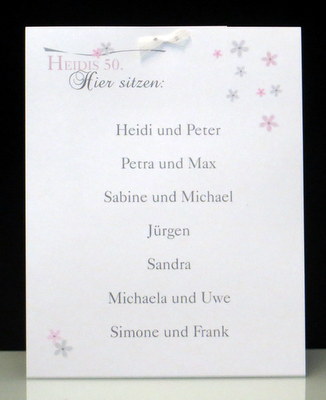 Moderne Gruppentischkarte mit vielen Blumen in grau und rosa. Moderne Gruppentischkarte mit vielen Blumen in grau und rosa.