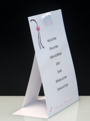 Individuell bedruckte Tischkarte für mehrere Personen in rosa und anthrazit. Individuell bedruckte Tischkarte für mehrere Personen in rosa und anthrazit.