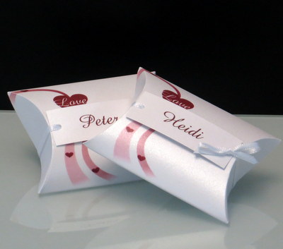 Kartonagen für Gastgeschenken mit Namen und einer süßen Schleife. Kartonagen für Gastgeschenken mit Namen und einer süßen Schleife.