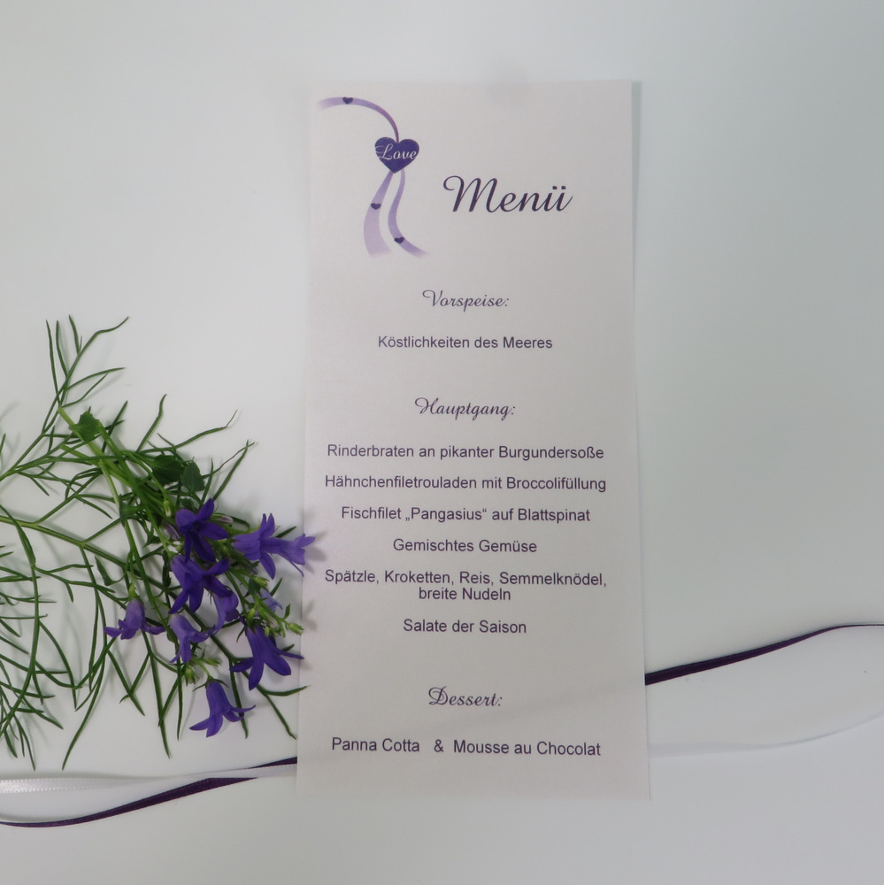 Ausgefallene Menükarte in Form einer Schriftrolle für eine ausgefallene Hochzeitstafel in lila