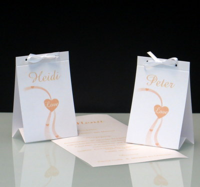 Tischdeko für eine Hochzeit mit Tischkarten und der passenden Menükarte in apricot. Tischdeko für eine Hochzeit mit Tischkarten und der passenden Menükarte in apricot.