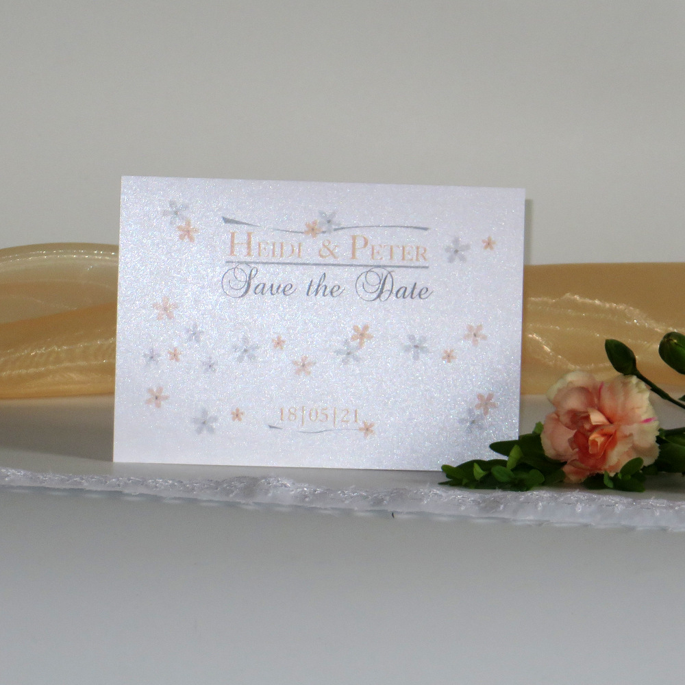 Save-the-Date-Karte mit Blumen in apricot und grau.