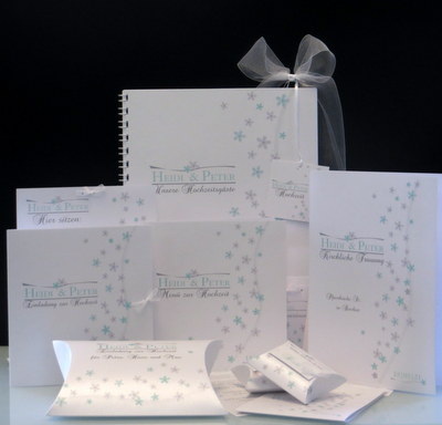 Hochzeitspapeterie und Schleifen mit einem zauberhaft romantischen Design in mint. Hochzeitspapeterie und Schleifen mit einem zauberhaft romantischen Design in mint.
