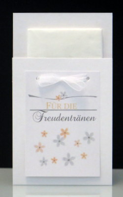 Süß gestaltete Taschentuchtasche mit kleinen Blumen und einer hübschen Schleife. Süß gestaltete Taschentuchtasche mit kleinen Blumen und einer hübschen Schleife.