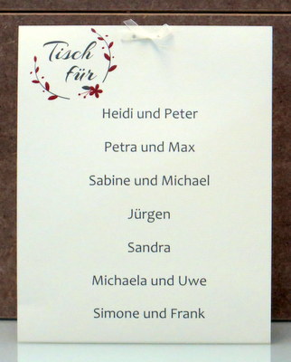 Stilvolle Gruppentischkarte aus cremefarbenem Strukturkarton mit Elementen von Vintage in rot und grau. Stilvolle Gruppentischkarte aus cremefarbenem Strukturkarton mit Elementen von Vintage in rot und grau.