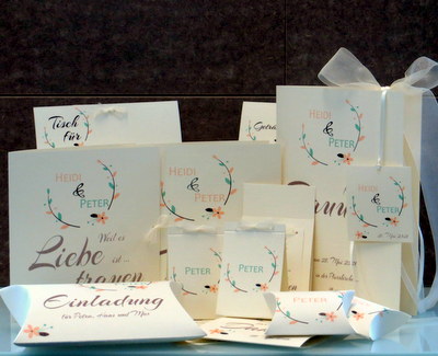 Angesagte Hochzeitspapeterie mit einem Druck in apricot und mintgrün.