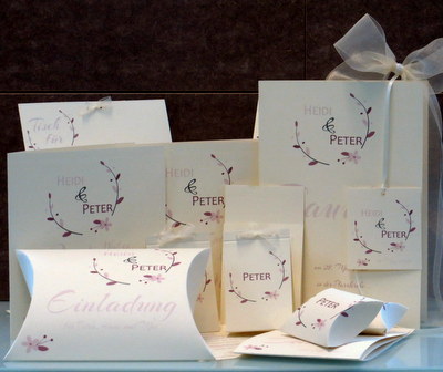 Cremefarbene Hochzeitspapeterie mit einem Vintagedesign in zarten Rosétönen.