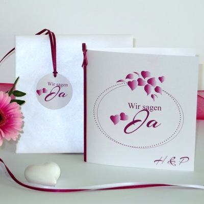 Einladung zur Hochzeit "Herzblatt" pink mit passendem Anhänger Einladung zur Hochzeit "Herzblatt" pink mit passendem Anhänger