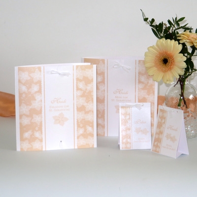 Geburtstagseinladung "Blütentraum" apricot mit passenden Tischkarten und Menükarten Geburtstagseinladung "Blütentraum" apricot mit passenden Tischkarten und Menükarten