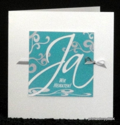 Hochzeitseinladung in türkis mit einem großen JA