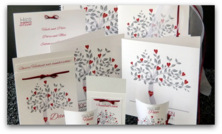 Hochzeitskartenset mit einem Baum und roten Herzen
