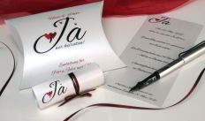 Tolle Hochzeitseinladungsbox mit Schriftrolle und roten Herzle