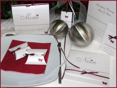 Hochzeitskollektion Moderne Hochzeitskarten in bordeaux und weiß