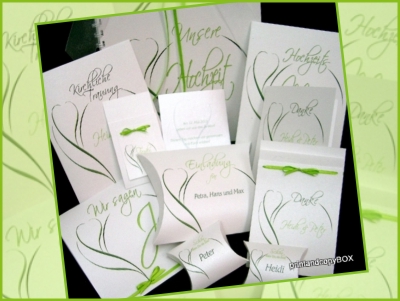 Tolles Hochzeitskartenset verziert mit grüner Blüte