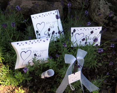 Sommerliche Hochzeitskarten in lila und weiß.
