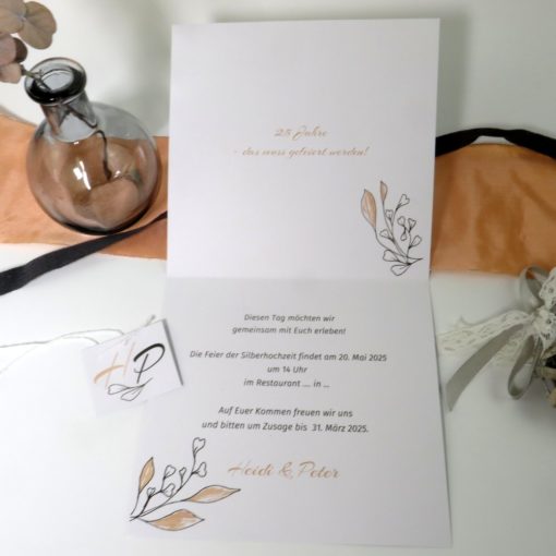 Einladung zur Silberhochzeit mit dem Design "Natur" in apricot