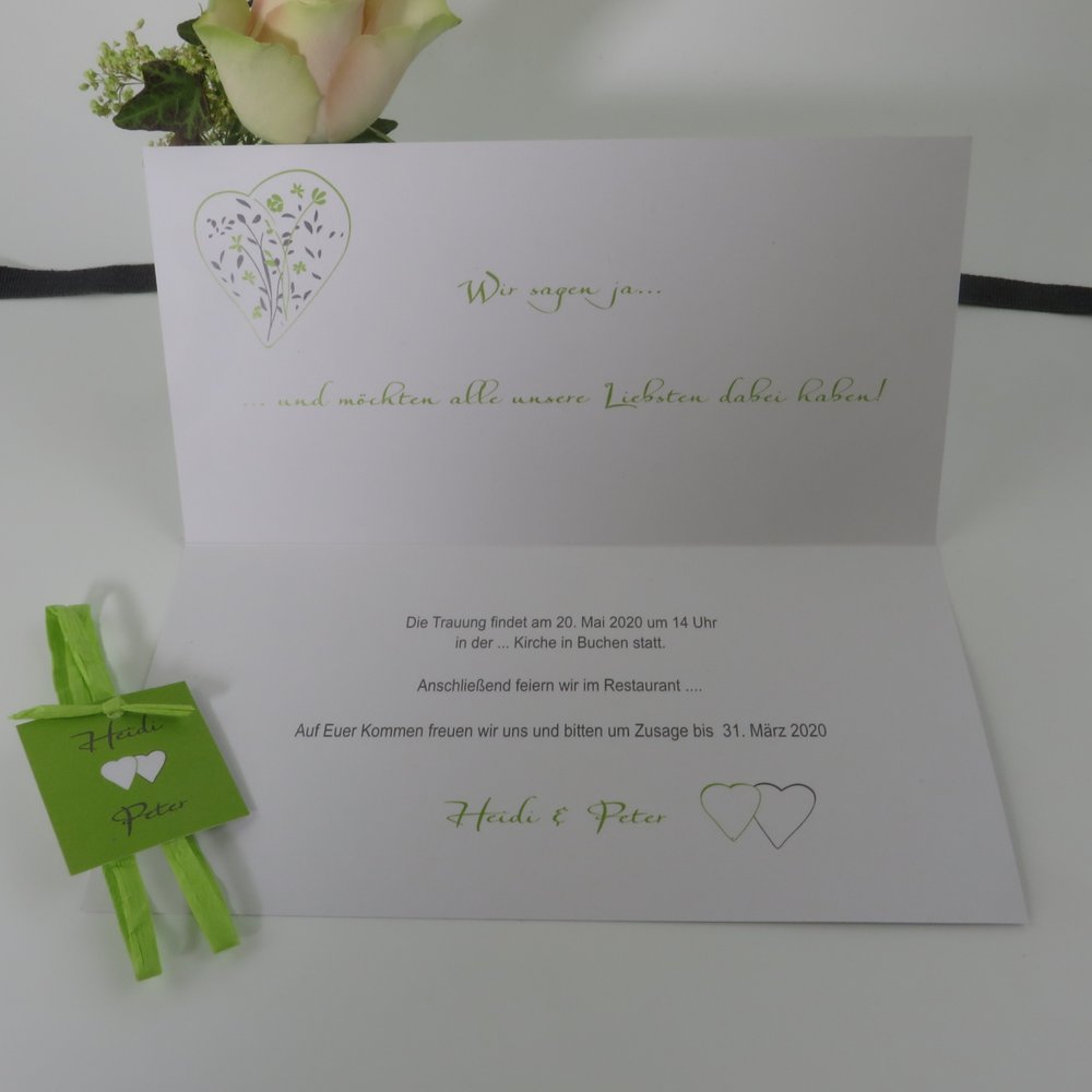 Hochzeitseinladung "Blumen im Herz" grün weiß recycling