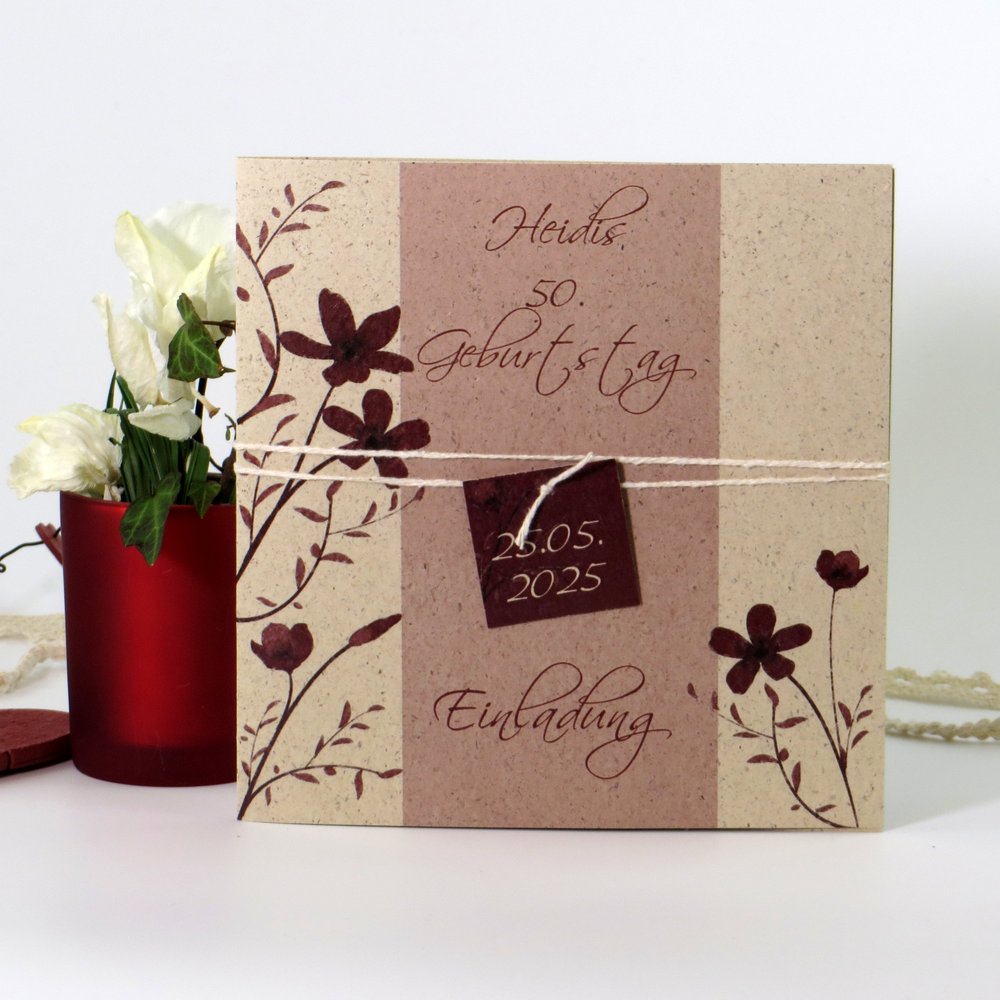 Geburtstagseinladung aus Graspapier mit modernen Blumenprint in rot.