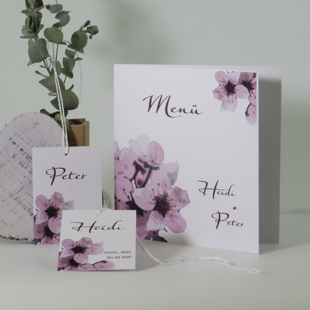 Tischkarten und Menükarte aus Naturkarton mit Kirschblütendesign in rosa.
