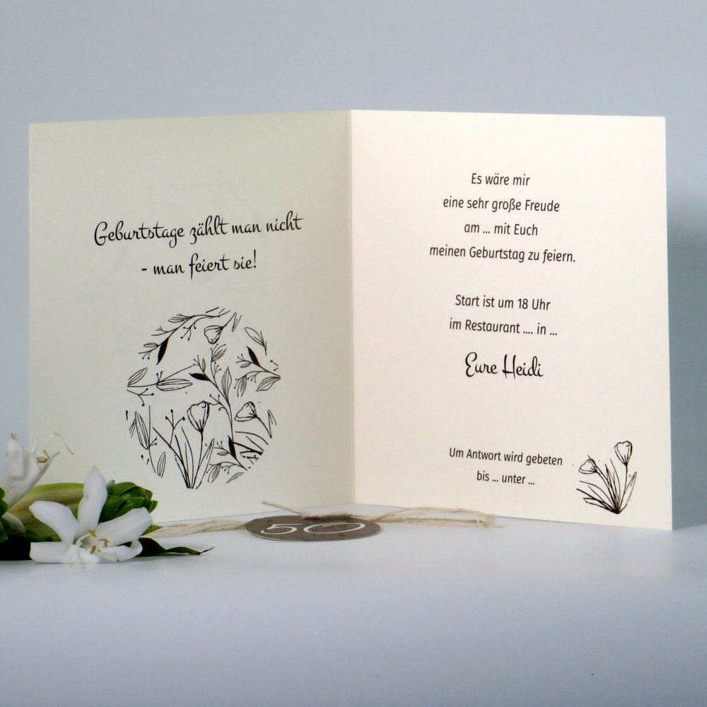 Besondere Geburtstagseinladung mit floralem Blütendesign in braun und creme.