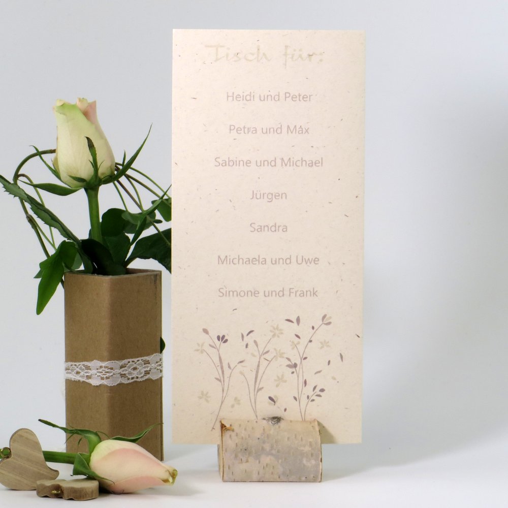 Gruppentischkarte aus Naturkarton mit zarten Blumendesign in braun und creme.