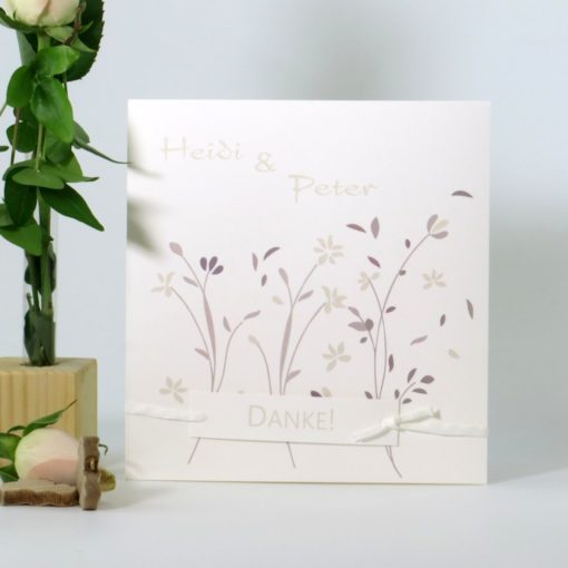 Süße Dankeskarte mit zarten Blüten und Blättern in braun und creme aus Naturkarton.