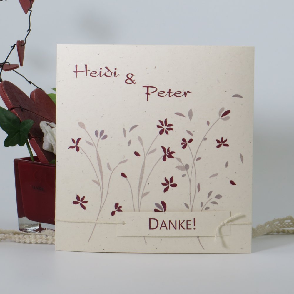 Dankeskarte aus Naturkarton mit Blumenprint in rot und creme.