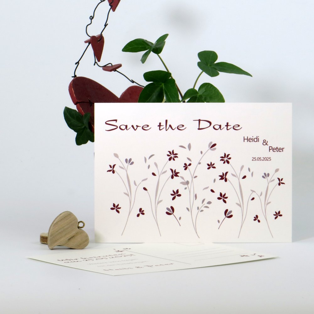 Blumige Save the Date aus Naturkarton mit roten und cremefarbenen Details.
