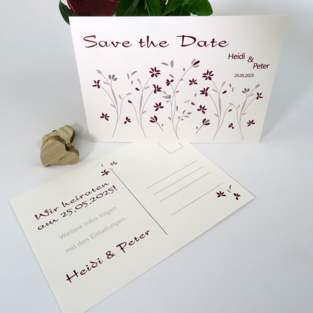 Save the Date mit Blumen und Blättern in rot und creme aus Naturkarton.