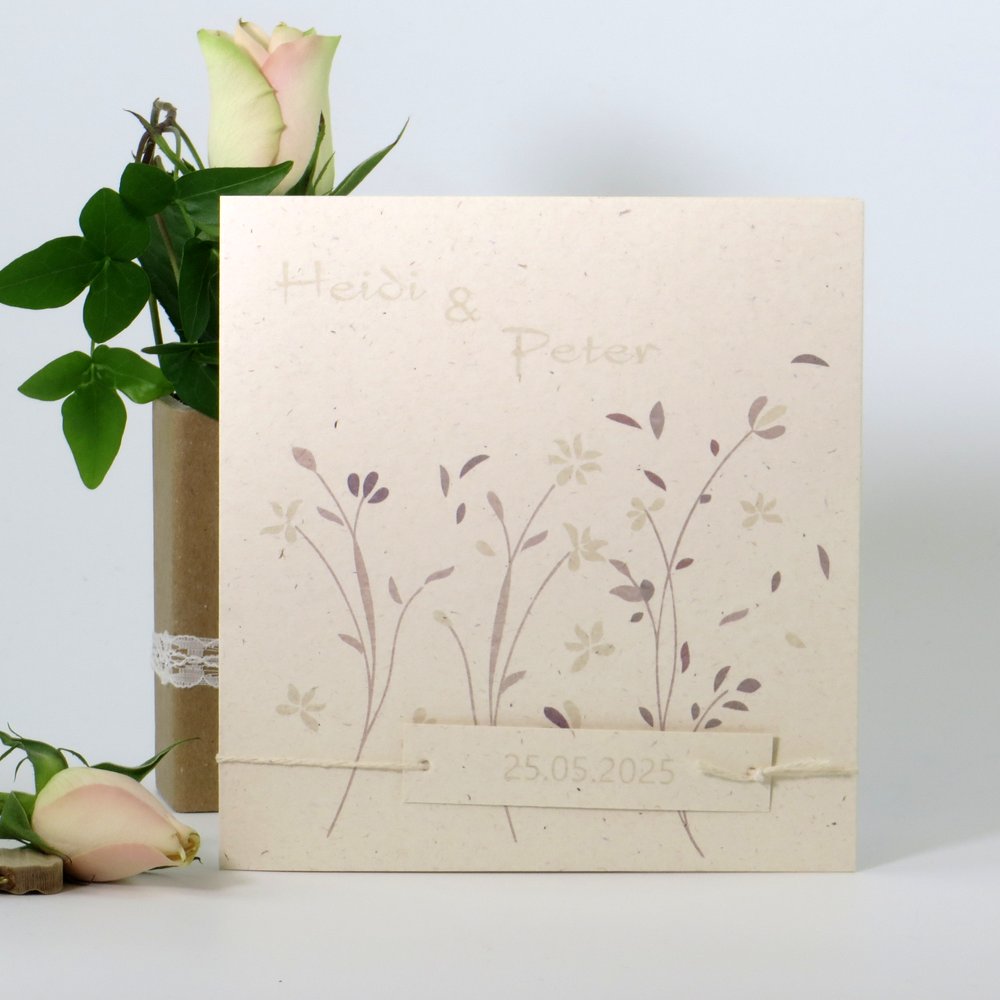 Einladungskarte zur Hochzeit aus Naturkarton in braun und creme.