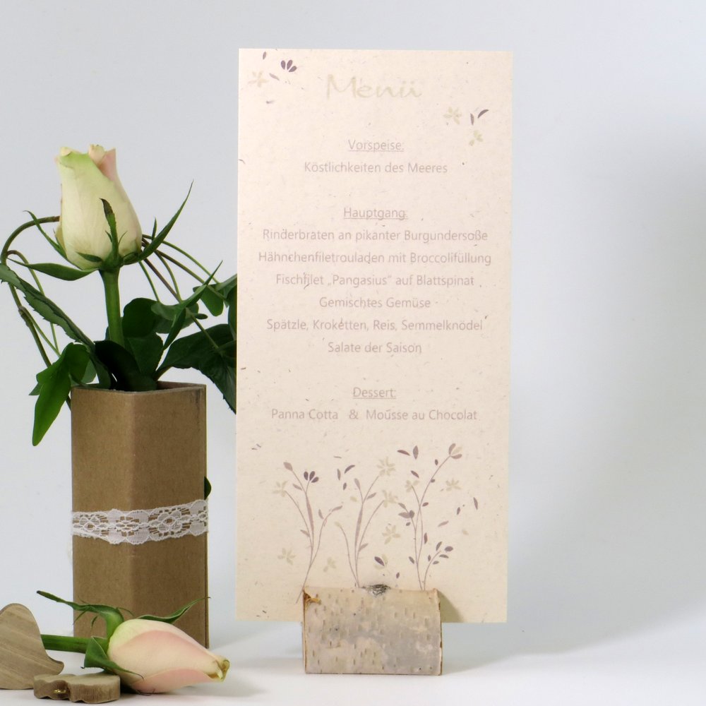 Moderne Menükarte aus Naturkarton mit floralem Design in braun und creme.