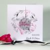 Effektvolle Menükarte zur Hochzeit mit zarten Blütendesign in grau und pink.