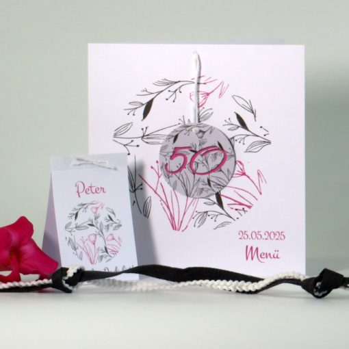 Tischkarte und Menükarte zum Geburtstags mit zarten Blüten und Ranken in pink und grau.