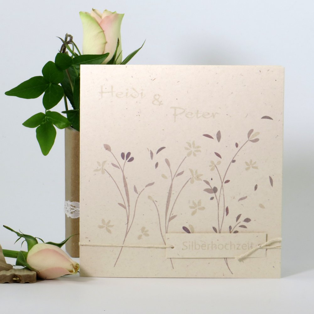 Moderne Einladung zur Silberhochzeit mit zartem Blumenprint in creme und braun.