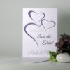 Trendige Hochzeitsankündigung in edlem lila und tollem Herzmotiv.