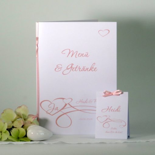 Tischkarte und Menükarte in zarten rosa auf weiß mit romantischen Herzmotiv.