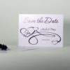 Harmonische Save the Date in lila mit zarten Herzen.