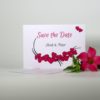 Personalisierte Save the Date in frischen pink mit romantischen Herzen.