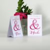 Hübsche Tischkarten mit einem modernen &-Design in pink.
