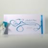 Harmonische Hochzeitseinladung mit Herzen und Linien in türkis.