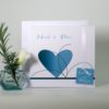 Raffinierte Hochzeitseinladung mit großen Herz in türkis als Blickfang.