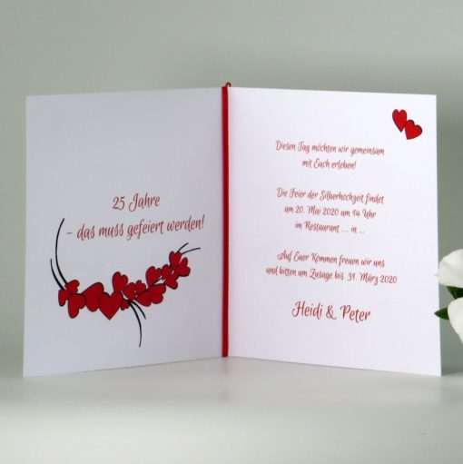 Umwerfende Einladung zur Silberhochzeit mit herzigen Design in rot.