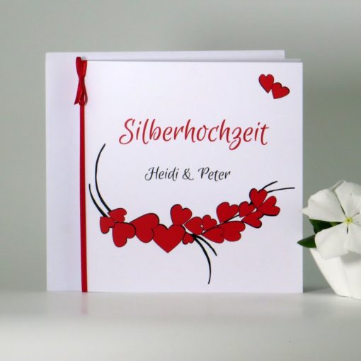 In edler Optik gestaltete Einladung zur Silberhochzeit mit roten Herzen.